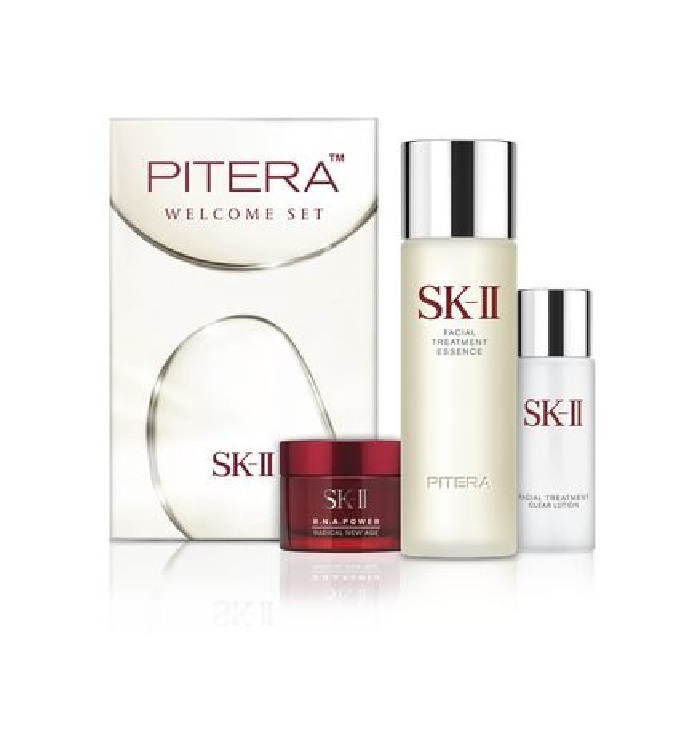 SKll เซ็ทสุดคุ้ม PITERA Welcome Set SK-II Facial Treatment Essence ขนาด 75 มล. ที่อุดมไปด้วยพิเทร่า กว่า 90% ในชุดผลิตภัณฑ์ยังประกอบไปด้วย Facial Treatment Clear Lotion ขนาด 30 มล. และ R.N.A.Power Radical New Age ขนาด 15 กรัม เมื่อใช้ร่วมกันคุณจะรู้สึกได้