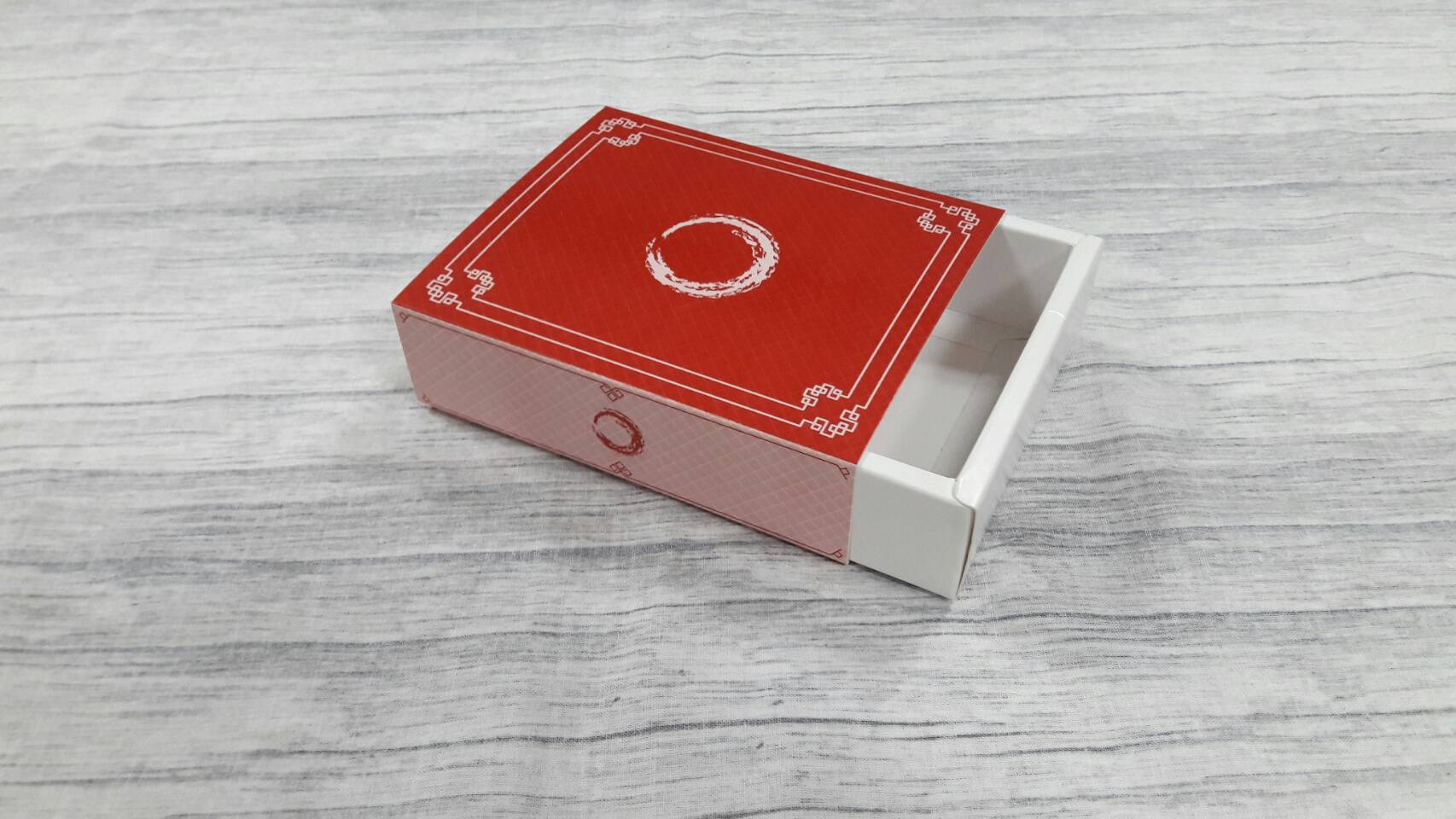 กล่องสไลด์ กล่องของขวัญ กล่องของที่ระลึก กล่องอเนกประสงค์ กล่องแบบฝาสไลด์ลายสีแดงเข้ม ขนาด 10.7x12.7x3.4 ซม. ราคา 215 บาท (20 ใบ ต่อแพ็ค)