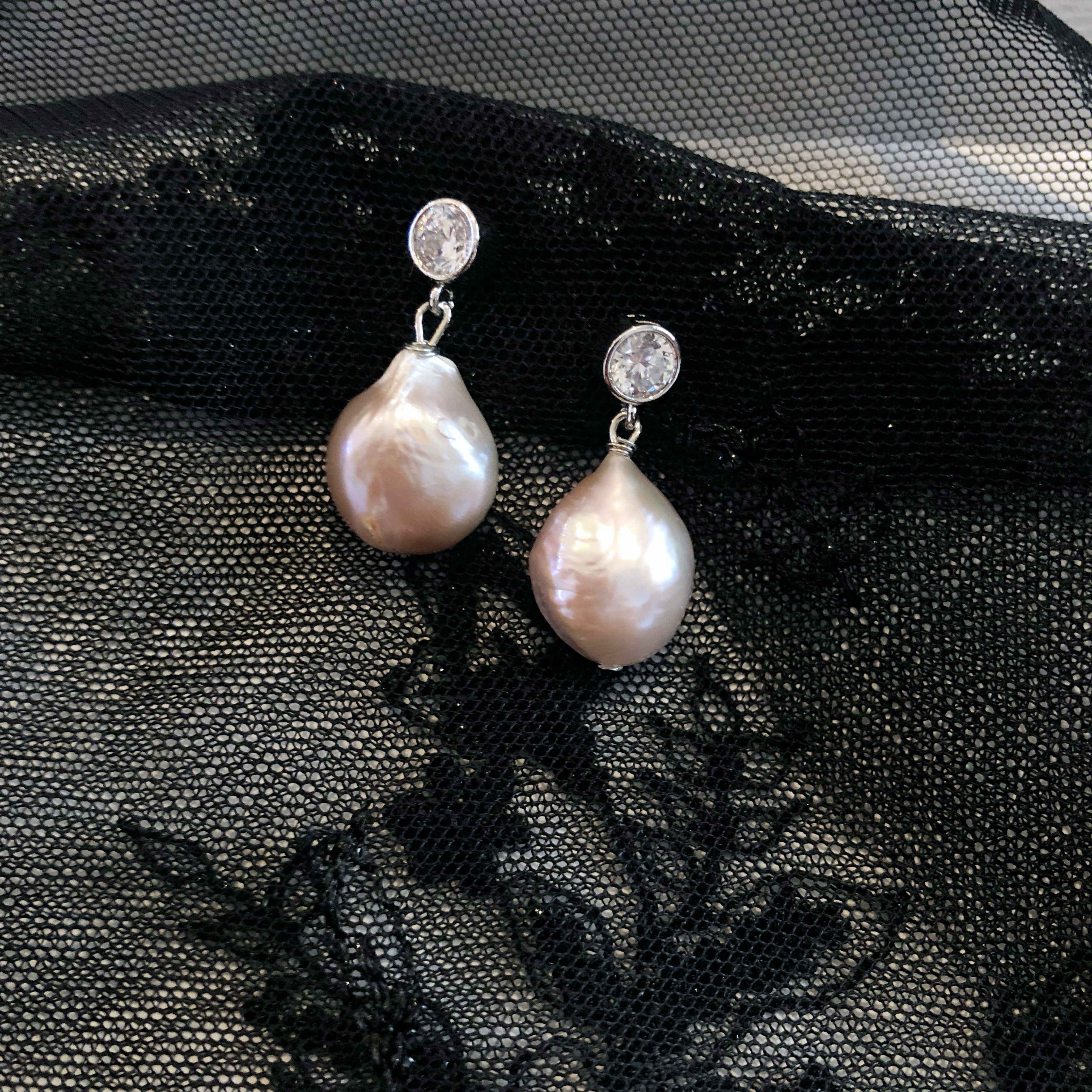 Baroque Pearl Earring ต่างหูมุกแท้ ทรงบารอค โทนสีแชมเปญ