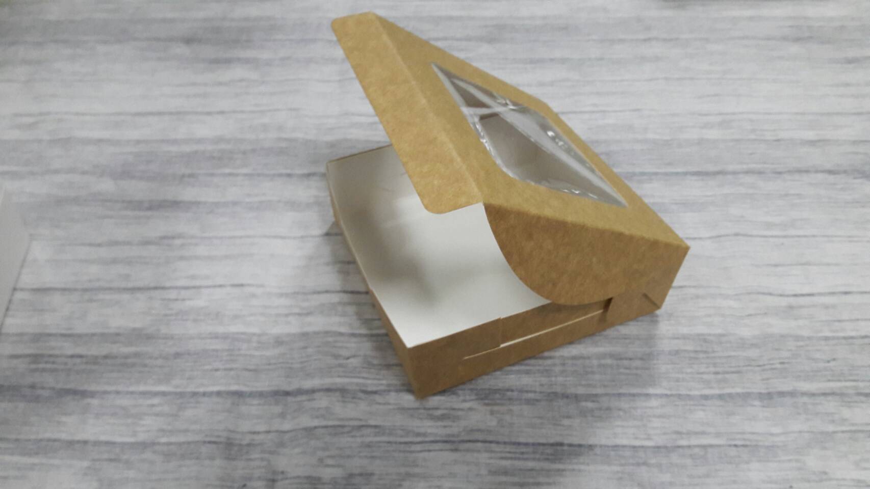 กล่องทาร์ต 4 ชิ้น (ขนาดถ้วยทาร์ต 6 ซม.) กล่องทรงแบน (หน้าต่างพลาสติก) ขนาด12.5x12.5x4.0ซม. คราฟท์น้ำตาลอ่อน ราคา 110 บาทต่อแพ็ค (20 ใบ)