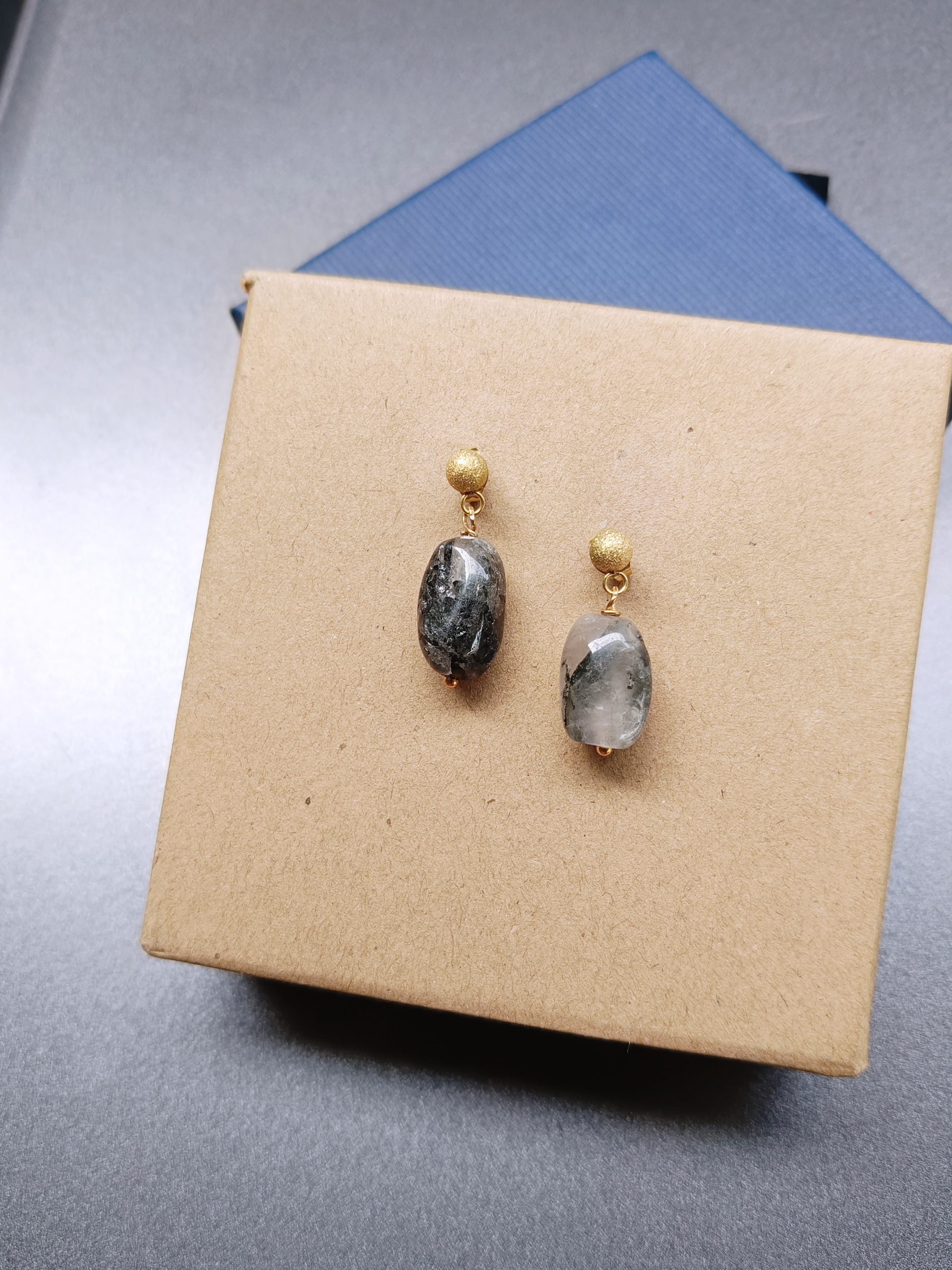 ต่างหูหินแท้ แก้วขนเหล็ก Earring (ปกป้อง คุ้มครอง เรียกทรัพย์)