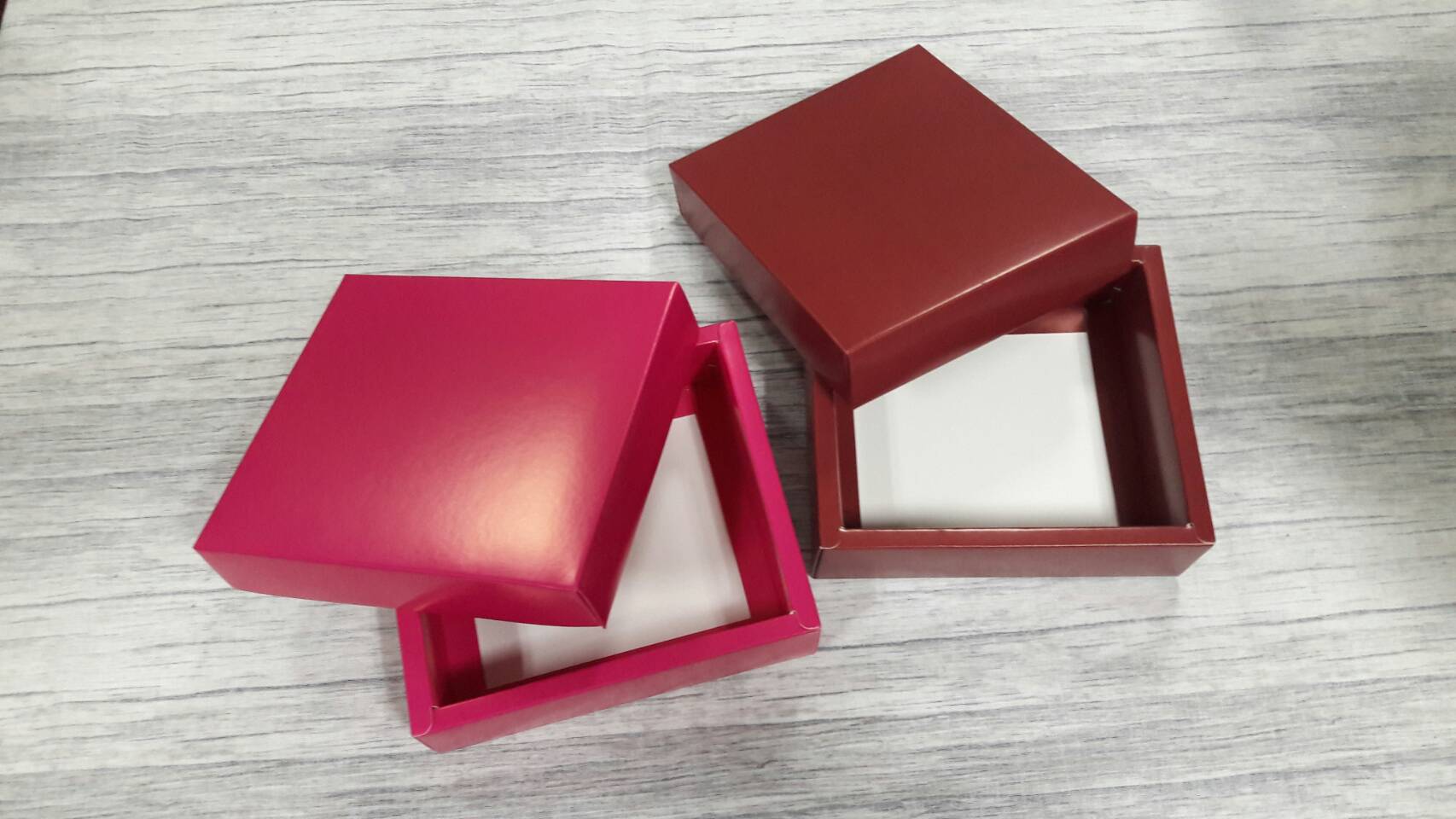 กล่องของขวัญ กล่องฝาครอบ ขนาด 14.5*13*4 ซม.กล่องของที่ระลึก กล่องอเนกประสงค์ กล่องของใช้ กล่องพวงมาลัย กล่องใส่ผ้าไหม สี Magenta color ราคา 295 บาท/20 ใบ