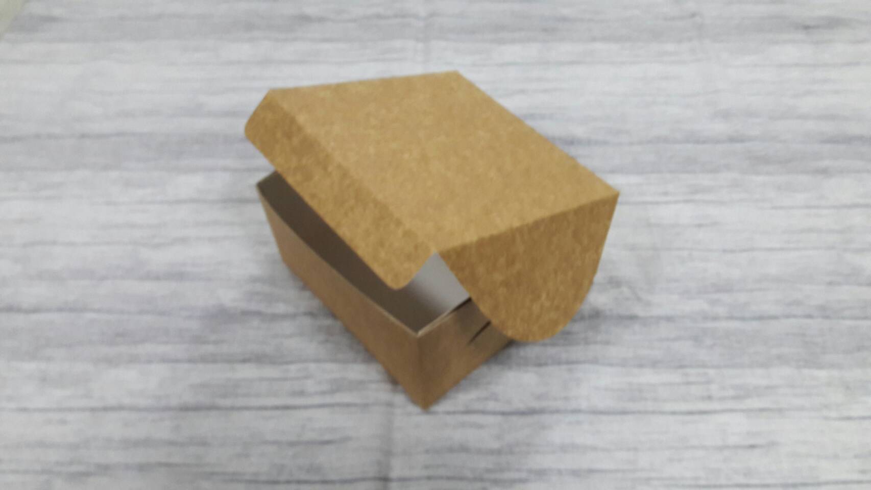 กล่องสแน็ค กล่องอาหารว่าง Snack Box ขนาด 13.5x13.5x7.0 ซม. กล่องคอฟฟี่เบรค กล่องคัพเค้ก แบบไม่มีหน้าต่าง สีคราฟท์น้ำตาลอ่อน(CKB) ราคา 145 บาทต่อแพ็ค(20ใบ)