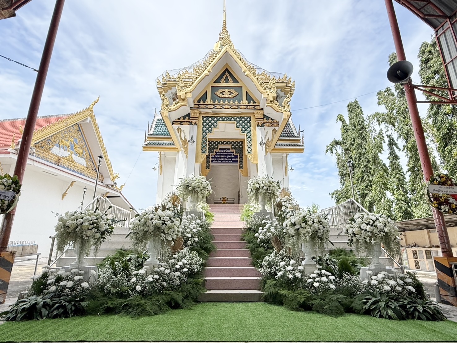 ดอกไม้หน้าเมรุ โทนขาว