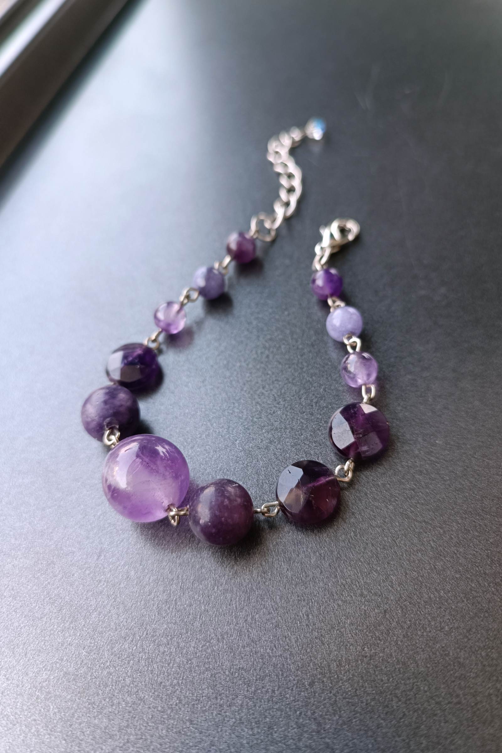 สร้อยข้อมือหินแท้ "Connected" Amethyst + Lepidolite Bracelet (คลื่นพลังความสำเร็จ)