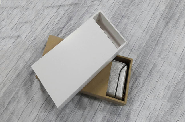 กล่องพับขึ้นรูปพร้อมใช้งาน กล่องแบบฝาสไลด์ กล่องของขวัญ กล่องอเนกประสงค์ สีขาว ขนาด ขนาด 21.5x12.5x4 ซม. ราคา 370 บาท ต่อแพ็ค(10 ใบ) (รวมค่าจัดส่งแล้ว)