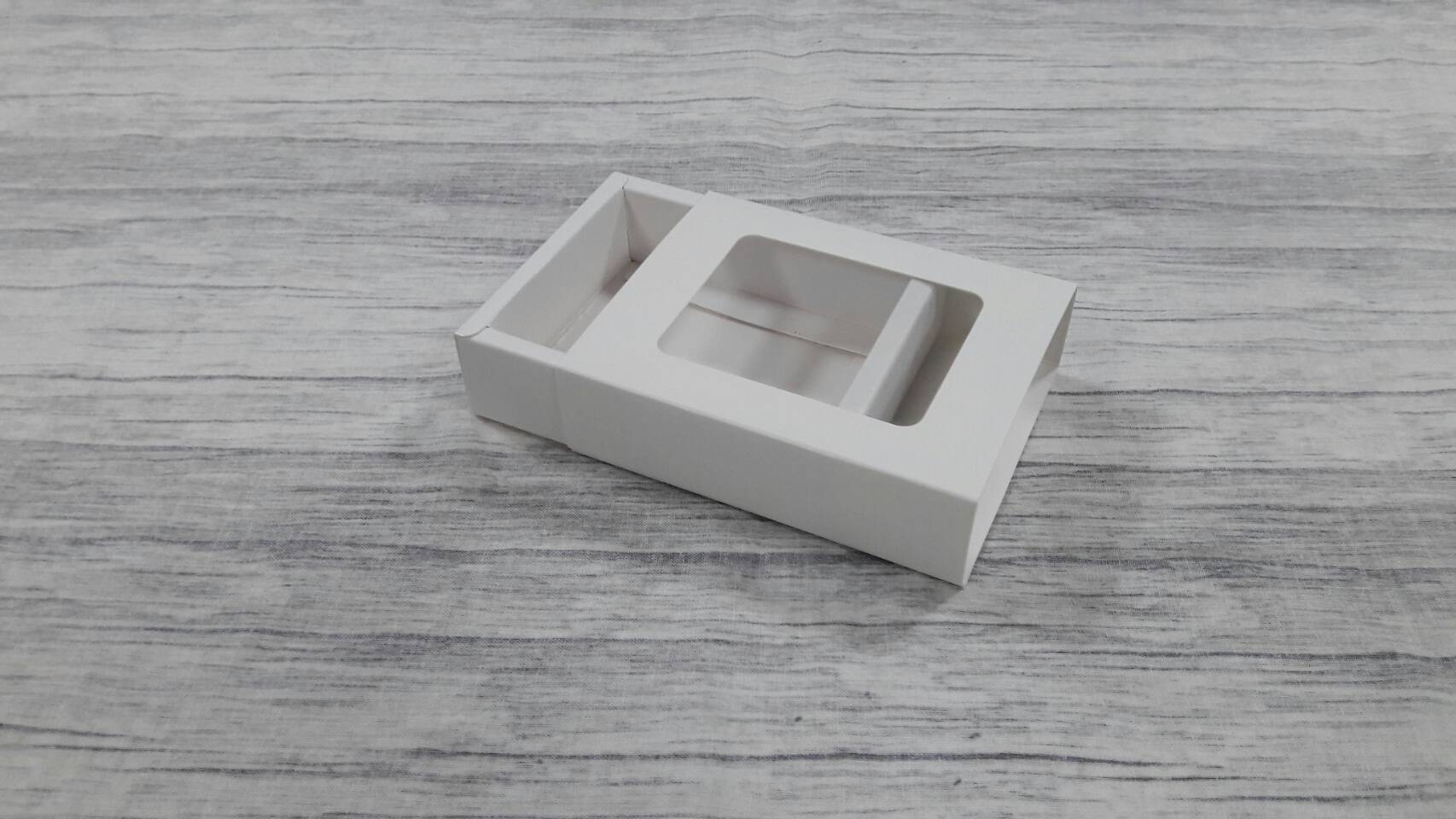 กล่องสไลด์ กล่องของขวัญ กล่องของที่ระลึก กล่องอเนกประสงค์ กล่องสบู่ กล่องขนม กล่องแบบฝาสไลด์ สีขาว (หน้าต่างพลาสติก) ขนาด 8.2x10.2x2.7 ซม. ราคา 200 บาท (20 ใบ ต่อแพ็ค)