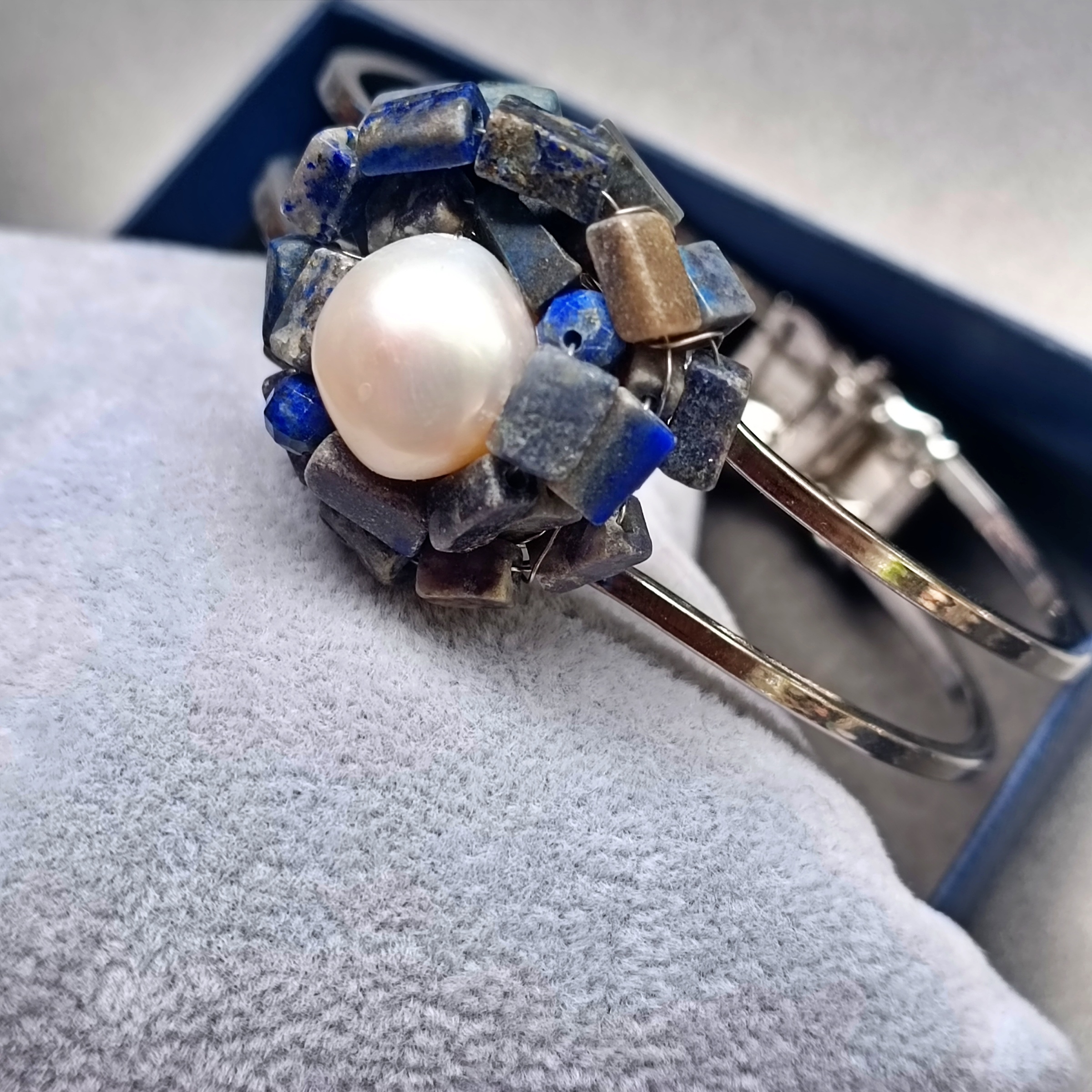 ข้อมือ"ง้าง งับ" Natural Pearl + Lapis Lazuli Bangles (เจรจาเรียกทรัพย์ เสริมญาณหยั่งรู้)