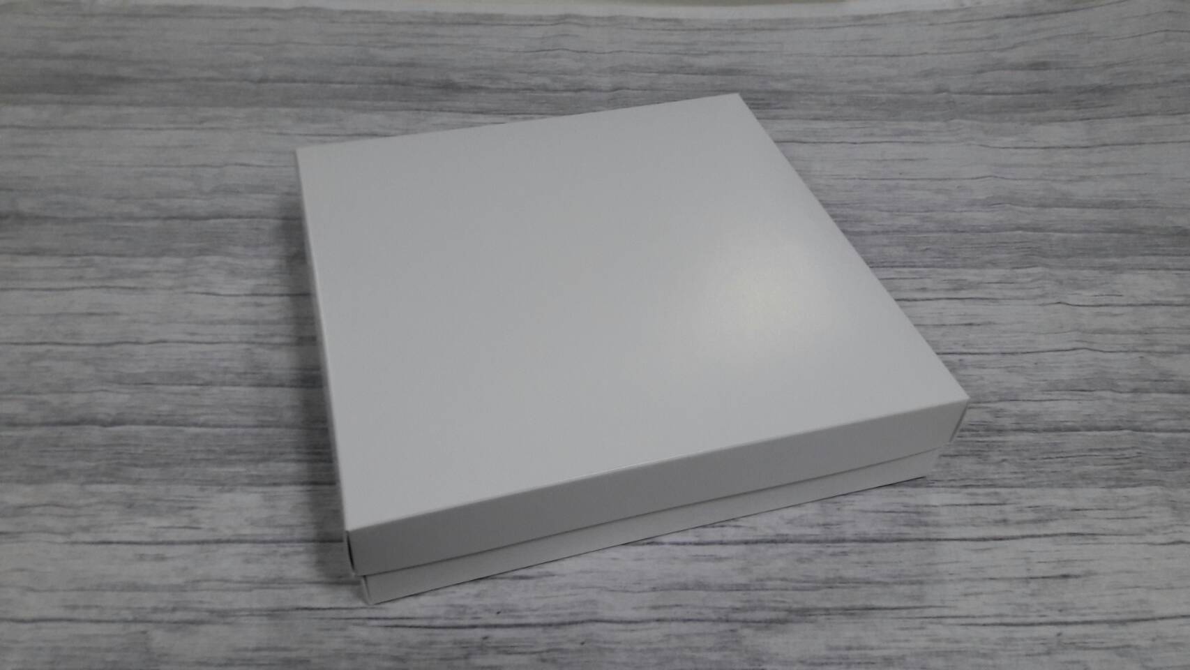 กล่องของขวัญ กล่องแบบมีฝาครอบ กล่องของขวัญ กล่องฝาครอบ กล่องอเนกประสงค์ ขนาด 24x24x5 ซม. สีขาว (แบบฝาทึบ) ราคา 510 บาท ต่อแพ็ค (20 ใบ)