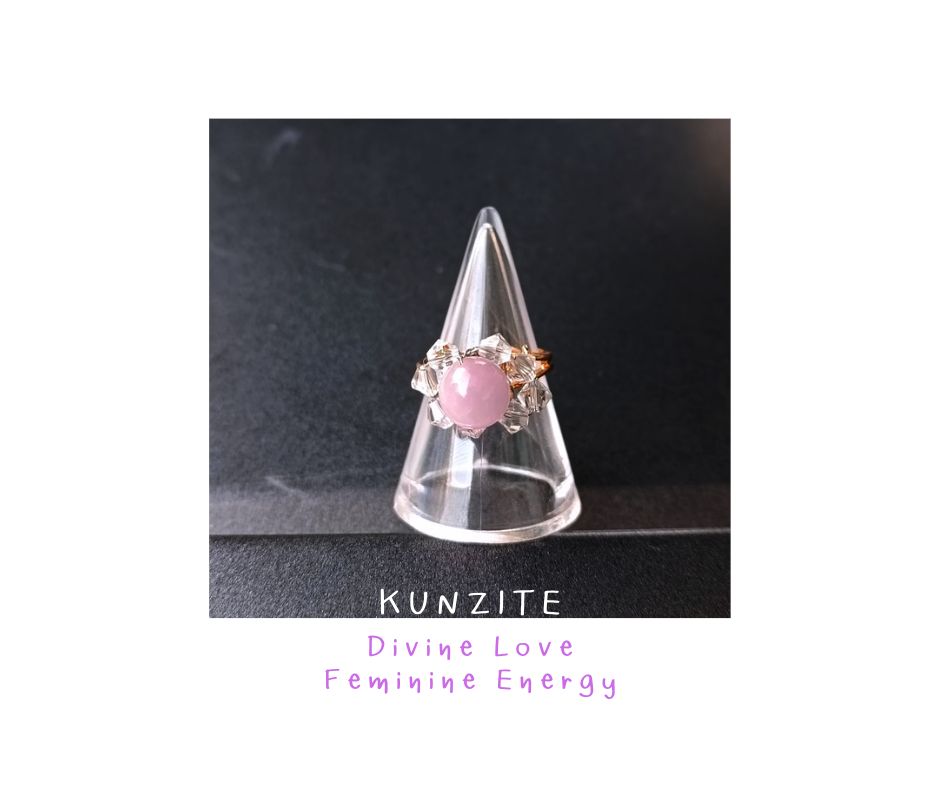 "Divine Love" Wire Wrapped Ring แหวนหินแท้ เสริมความรัก เสน่ห์น่าความอ่อนหวาน (Kunzite , Crystal)