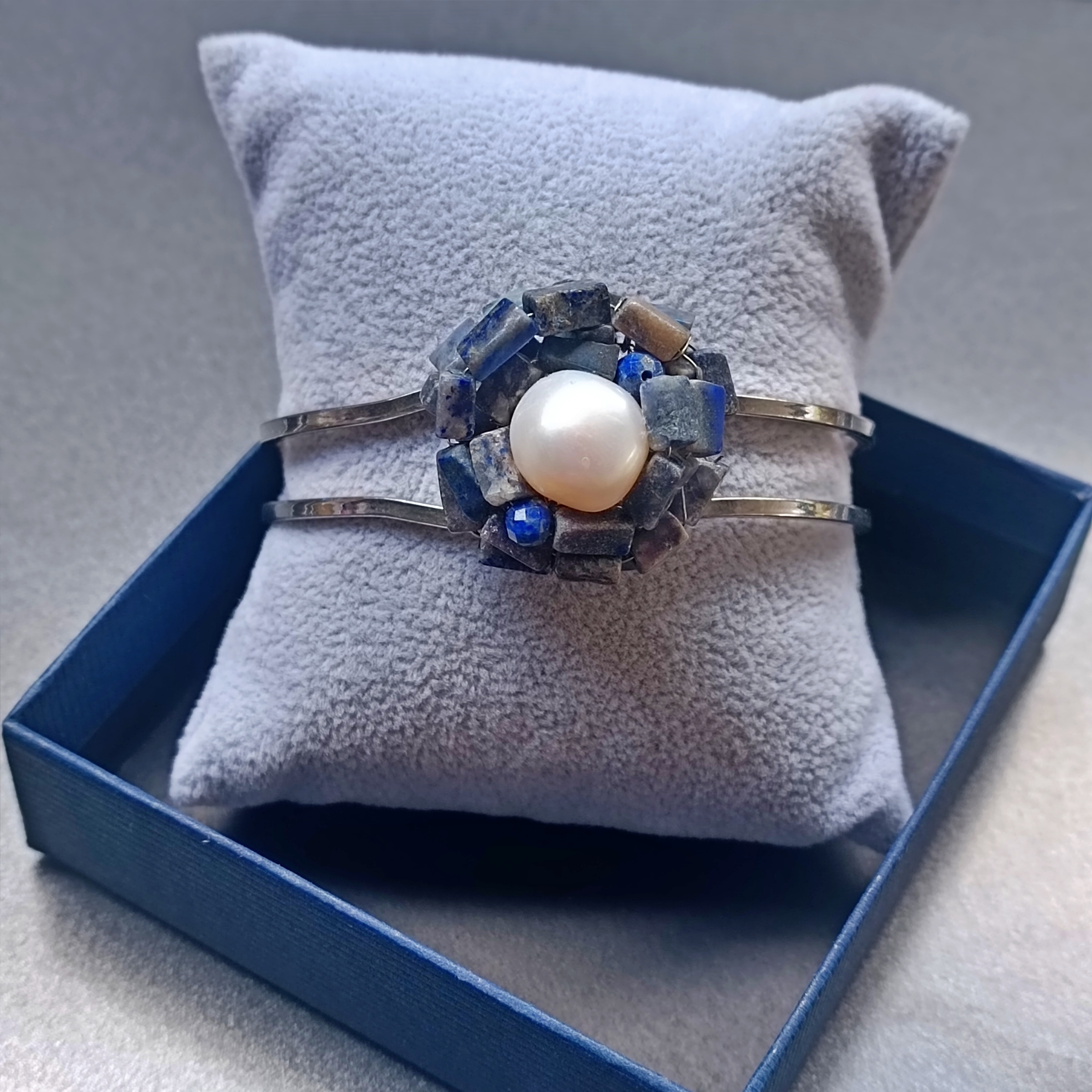 ข้อมือ"ง้าง งับ" Natural Pearl + Lapis Lazuli Bangles (เจรจาเรียกทรัพย์ เสริมญาณหยั่งรู้)
