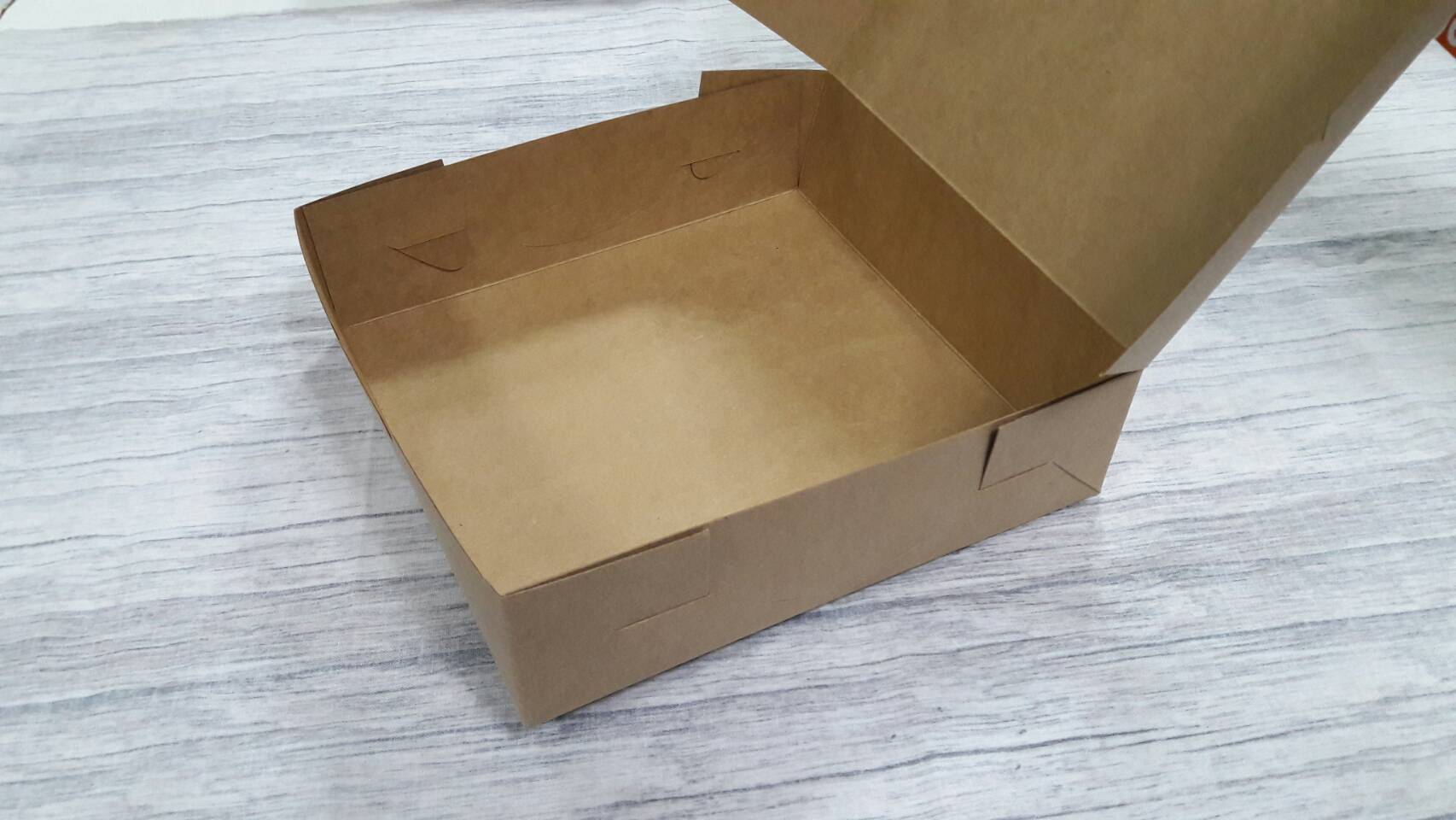 กล่องทรงแบน (ฝาทึบ) กล่องเค้ก 1 ปอนด์ทรงเตี้ย กล่องคัพเค้ก กล่องขนม กล่องจัดเบรค กล่องอเนกประสงค์ ขนาด 20x20x5.5 ซม.สีคราฟท์น้ำตาลเข้ม ราคา 210 บาทต่อแพ็ค (20ใบ)