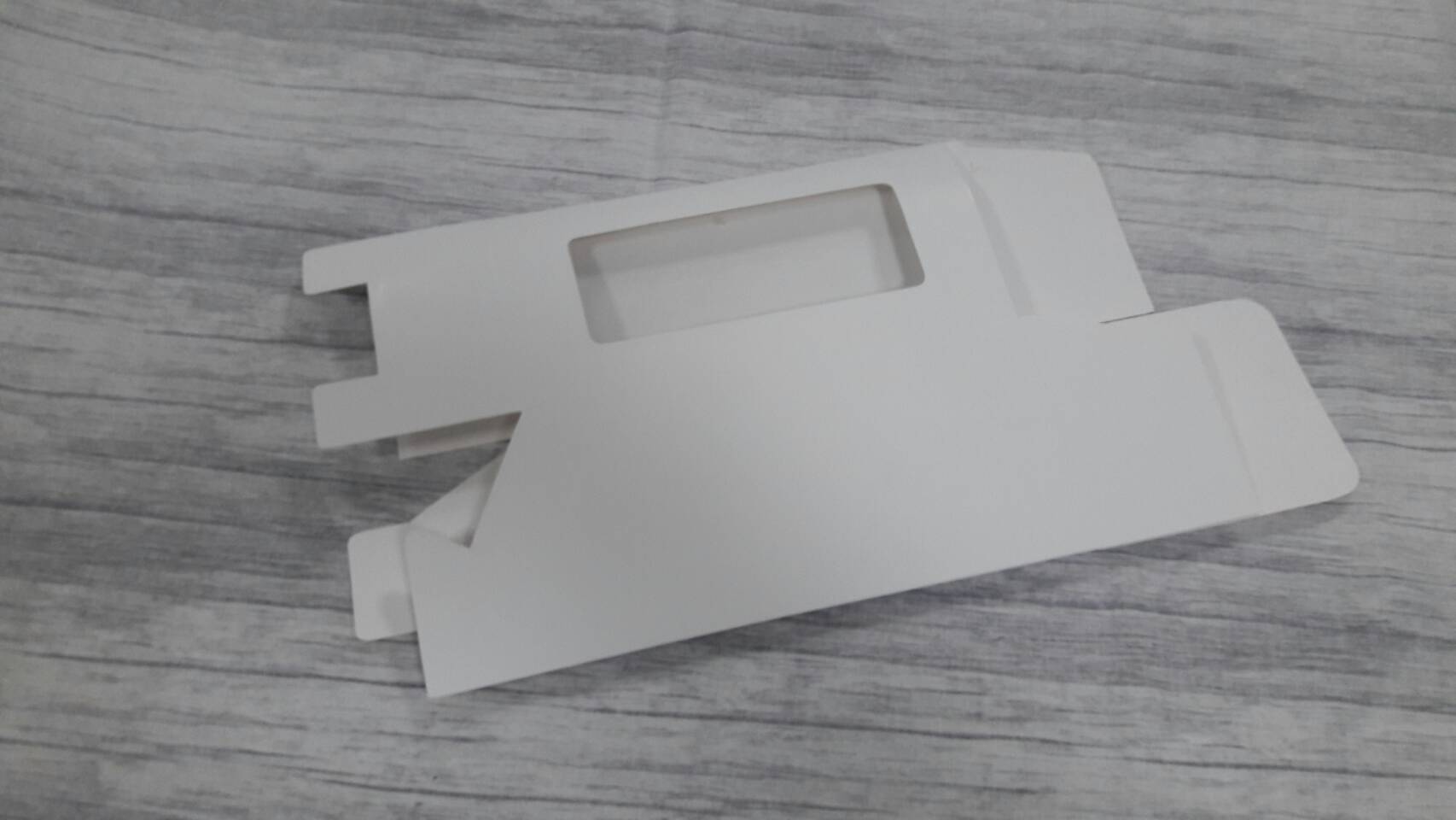 กล่องอเนกประสงค์ แบบทรงฝาปิดเปิด ท้ายก้นขัด กล่องของขวัญ กล่องเครื่องสำอางค์ สีขาว ขนาด 11x11x22.7 ซม. (มีหน้าต่างพลาสติก) ราคา 295 บาทต่อแพ็ค (20 ใบ)