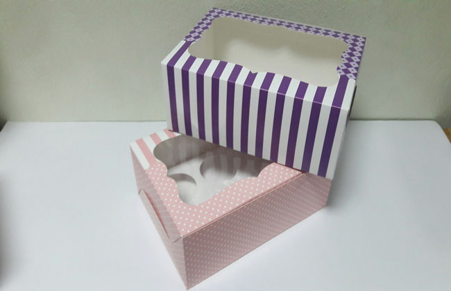 กล่องเค้ก กล่องคัพเค้ก 6 ชื้น กล่องขนม กล่องเค้กครึ่งปอนด์ กล่องเบเกอรี่ ลายม่วงสดใส 16x22.6x9ซม.ราคา 320 บาท(20ใบ/แพ็ค)