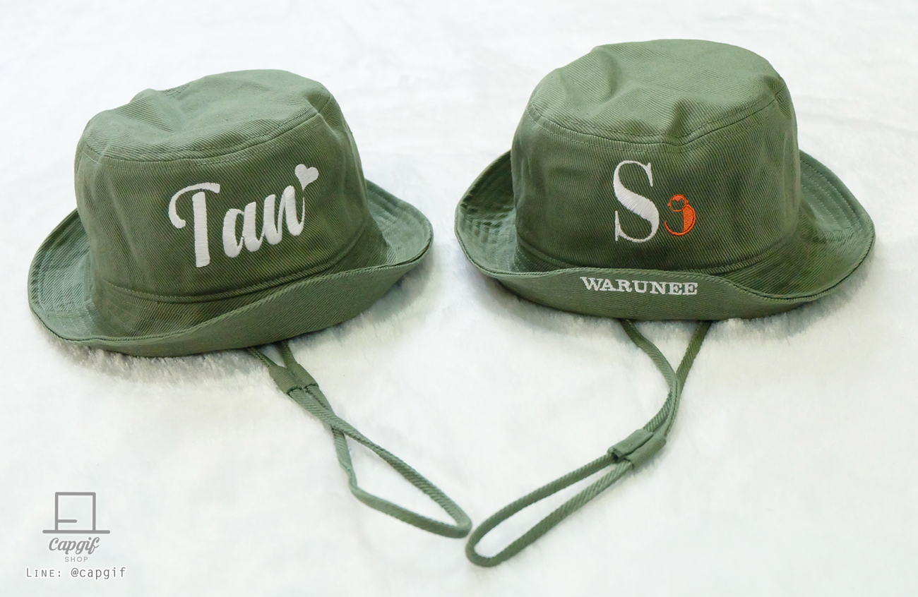 หมวกบัคเก็ต(bucket)มีสายรัดสีเขียวขี้ม้าปักชื่อ