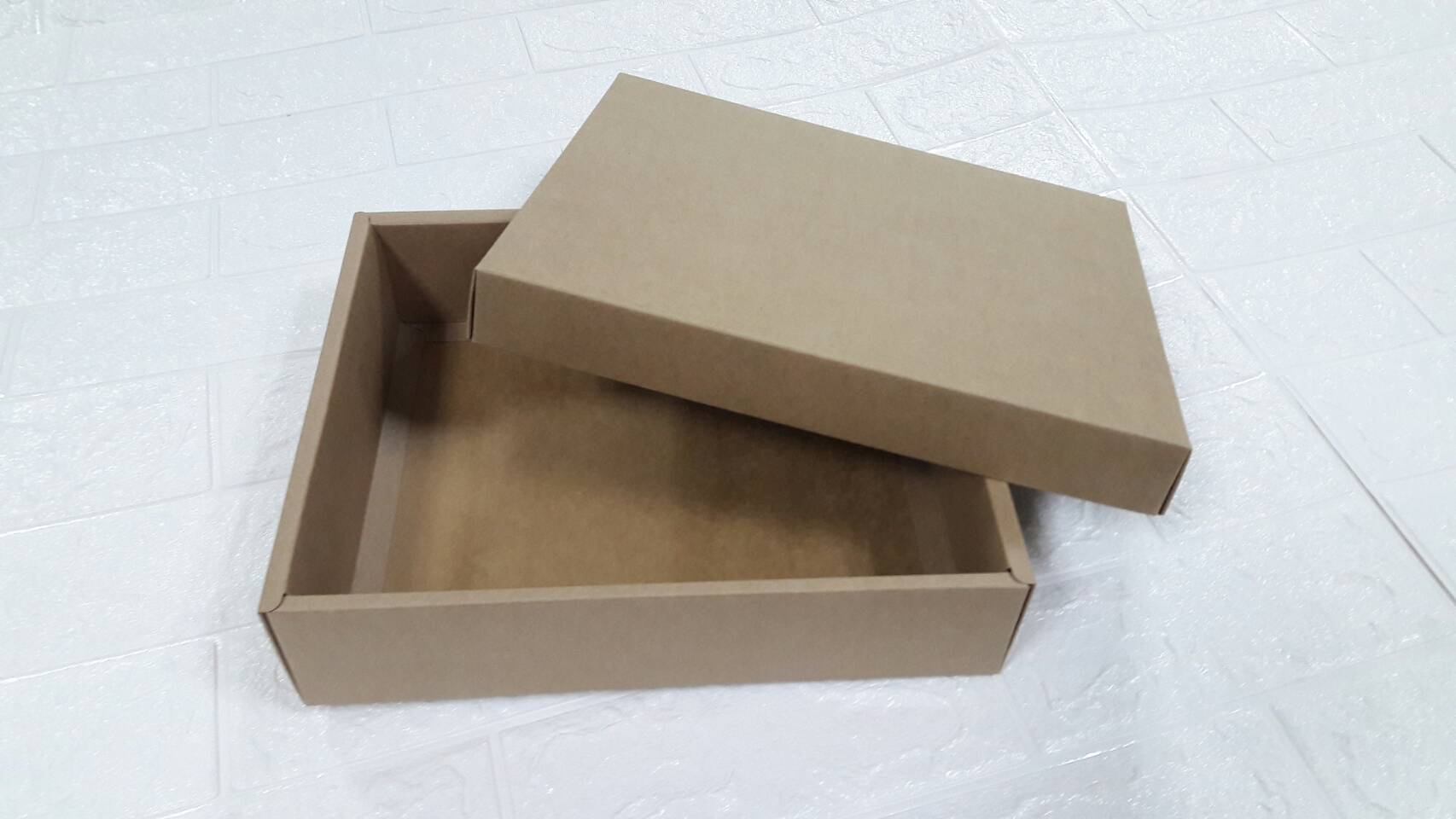 กล่องฝาครอบ กล่องของขวัญ กล่องของที่ระลึก กล่องอเนกประสงค์ กล่องของใช้ ขนาด 22.7 x 27.4 x 6.5 ซม. กล่องพวงมาลัย กล่องใส่ผ้าไหม สีคราฟท์น้ำตาลเข้ม ราคา 610 บาทต่อแพ็ค (20 ใบ) แบบฝาทึบ