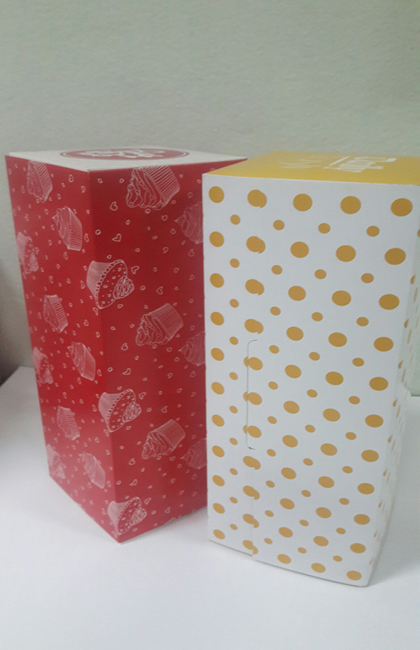 กล่องเค้กโรล กล่องคัพเค้ก 3 ชิ้น กล่องเค้ก 3-4 ชิ้น กล่องขนม ลายสีแดง ขนาด 9.0 x 24.0 xสูง 9.0 ซม. ราคา 230 บาทต่อแพ็ค (20 ใบ)