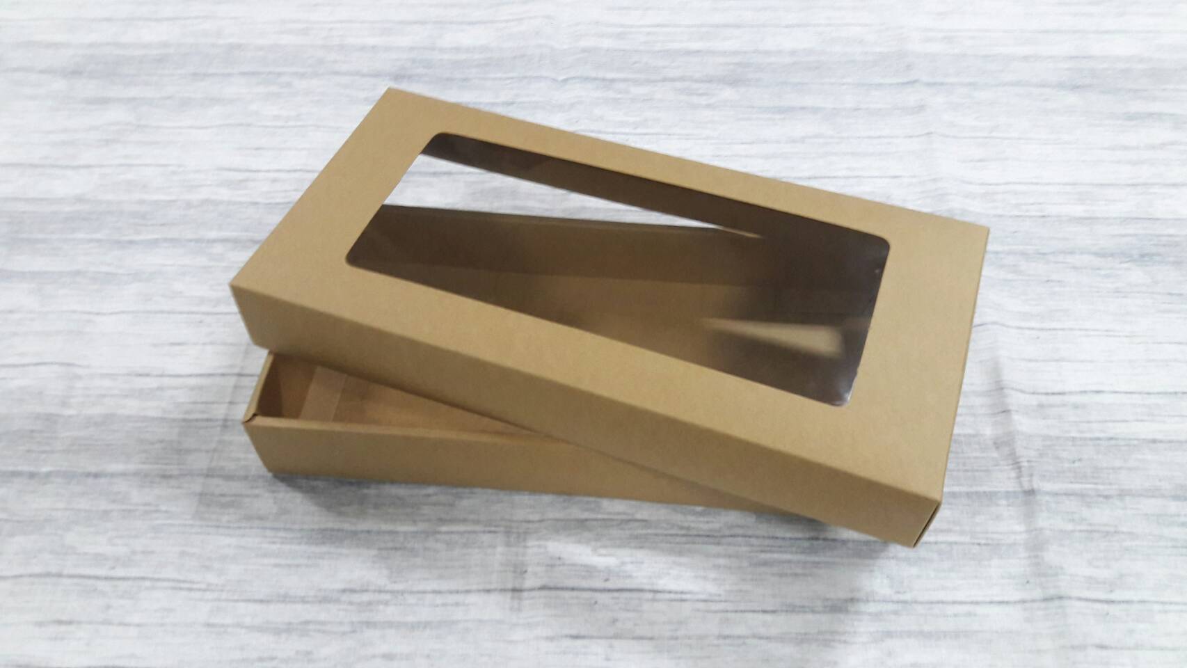 กล่องแบบมีฝาครอบ กล่องอเนกประสงค์ กล่องของขวัญ สีคราฟท์น้ำตาล ขนาด 14.0 x 29.5 x 4.0 cm. แบบมีหน้าต่าง ราคา 420 บาท ต่อแพ็ค (20 ใบ)