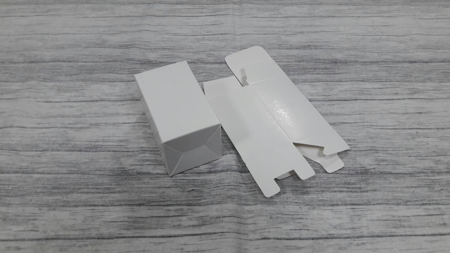 กล่องอเนกประสงค์ แบบทรงฝาปิดเปิด ท้ายก้นขัด กล่องของขวัญ กล่องเครื่องสำอางค์ สีขาว 5x5x8.5 ซม. (กระดาษหนา 350 แกรม) ราคา 240 บาทต่อแพ็ค(50 ใบ)