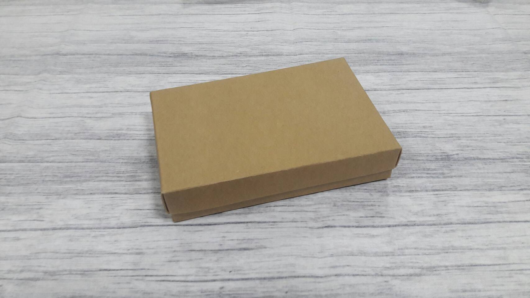 กล่องฝาครอบ กล่องของขวัญ กล่องแบบมีฝาครอบ กล่องอเนกประสงค์ ขนาด 10 x 15 x 3 ซม. สีคราฟท์น้ำตาลเข้ม ราคา 265 บาท ต่อแพ็ค (20 ใบ)