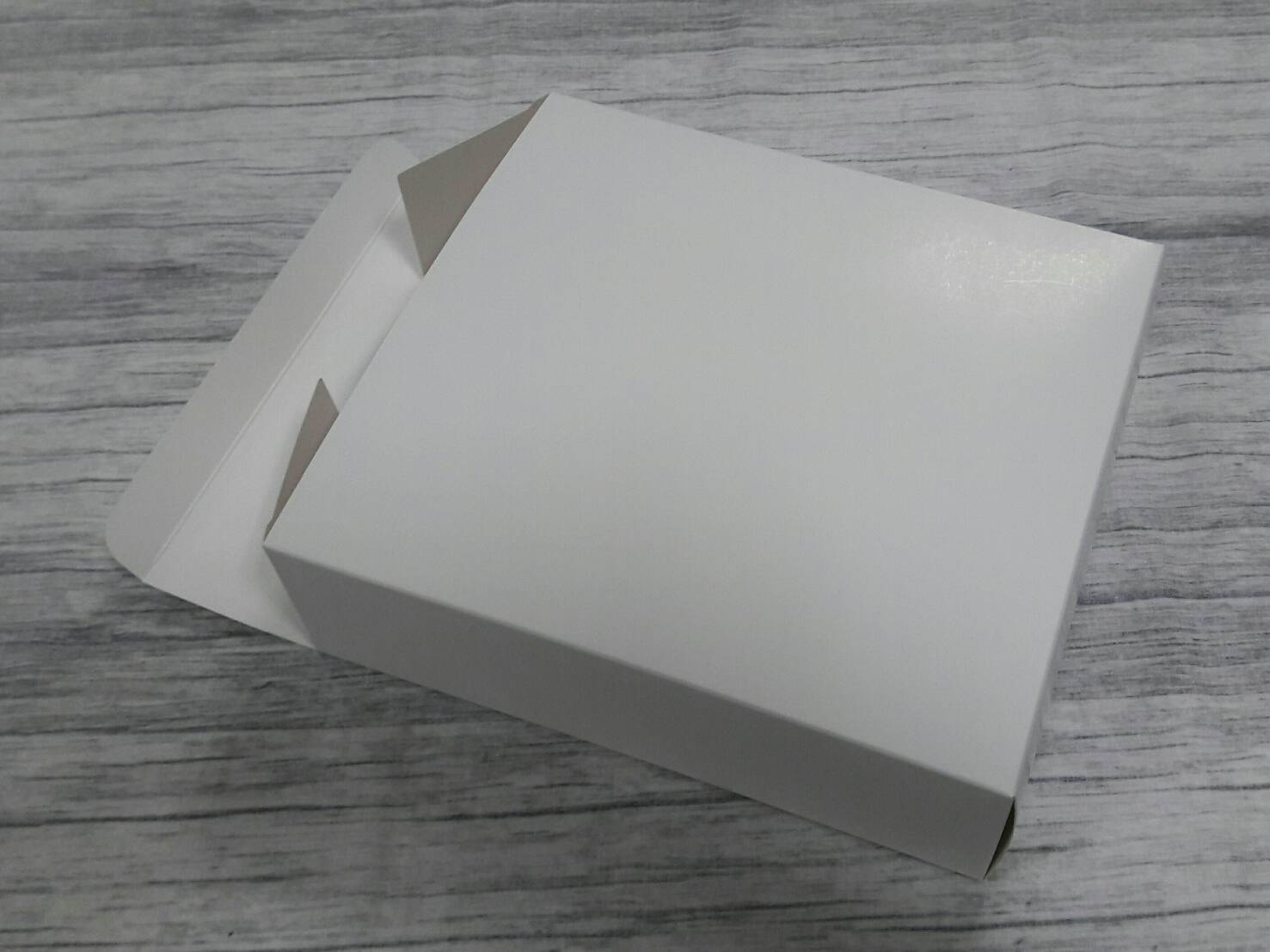 กล่องของขวัญ กล่องอเนกประสงค์ กล่องของที่ระลึก กล่องเครื่องสำอางค์ กล่องของใช้ กล่องแบบฝาหัวท้าย สีขาว ขนาด 6.0x19.3x21.0 ซม.ราคา 255 บาท(20 ใบ)