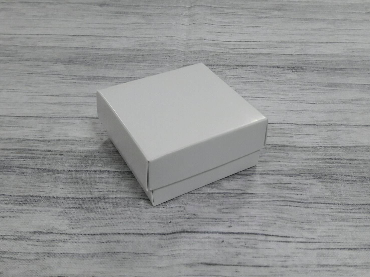 กล่องของขวัญ กล่องฝาครอบ ขนาด 8*8*4 ซม.กล่องของที่ระลึก กล่องอเนกประสงค์ กล่องของใช้ กล่องใส่ผ้าไหม สีขาว ราคา 205 บาท/20 ใบ