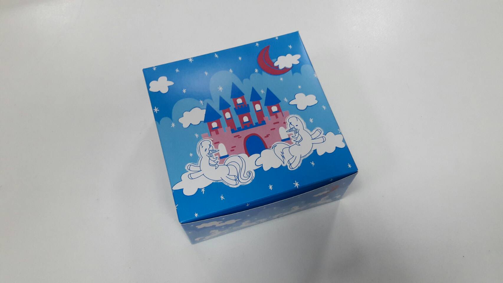 กล่องสแน็ค กล่องอาหารว่าง Snack Box กล่องคอฟฟี่เบรค กล่องคัพเค้ก แบบไม่มีหน้าต่าง สีฟ้าปราสาทน้ำตาลชมพู ขนาด 13.5x13.5x7.0 ซม.ราคา 145 บาท(20ใบ/แพ็ค)