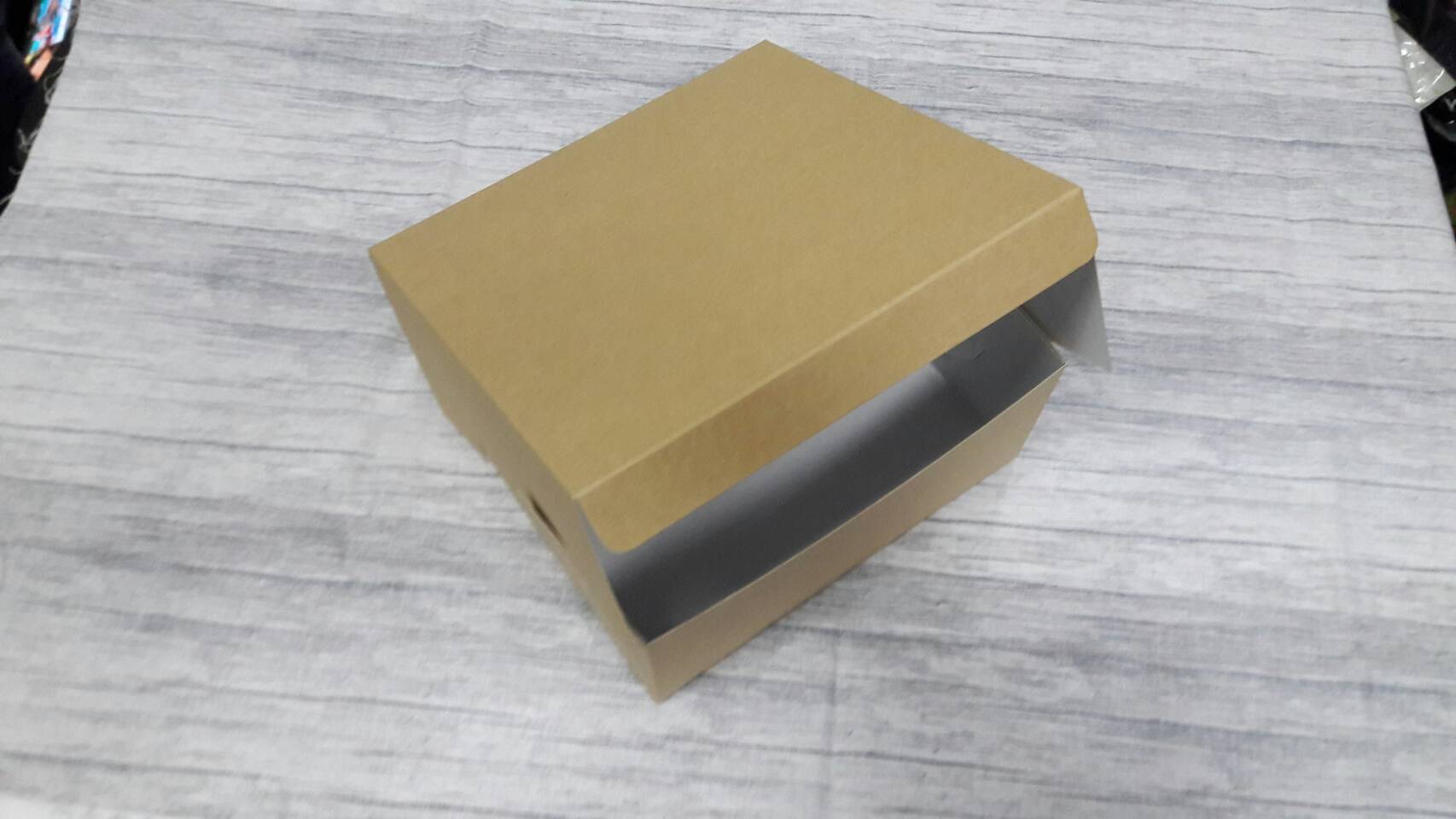 กล่องเค้ก 1 ปอนด์ กล่องคัพเค้ก กล่องไม่มีหน้าต่าง (ฝาทึบ) ขนาด 20.4x20.4.0x9.5 ซม.กล่องชิฟฟ่อน กล่องคุ๊กกี้ กล่องขนมสีคราฟท์น้ำตาลอ่อน ราคา 285 บาทต่อแพ็ค(20ใบ)