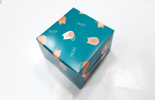 กล่องสแน็ค กล่องอาหารว่าง ลายอคารุอิ แคท กว้าง 12.7 x ยาว12.7 x สูง 6.5 ซม. ราคา 95 บาทต่อแพ็ค (20 ใบ)