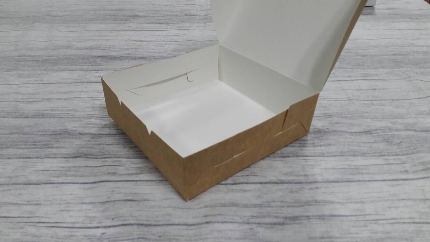 กล่องทาร์ต 4 ชิ้น กล่องแบน(ฝาทึบ) 12.5x12.5x4.0ซม. กล่องบราวนี่ 4 ชิ้น กล่องขนม กล่องชิฟฟ่อน กล่องขนมไหว้พระจันทร์ กล่องขนมเปี๊ยะ สีคราฟท์น้ำตาลอ่อน ราคา 100 บาทต่อแพ็ค (20 ใบ)