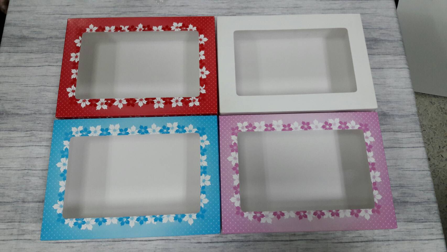 กล่องใส่สินค้าเอนกประสงค์ กล่องใส่พวงมาลัย กล่องใส่สินค้าถักโครเช กล่องใส่ผ้าขนหนู กล่องใส่เสื้อผ้า กล่องใส่ผ้าบาติก กล่องใส่สินค้า กล่องใส่ของที่ระลึก สีขาว ฝาครอบลายสีแดง size 23.4x16.3x6.5ซม.ราคา 425 บาท (20 ใบ) (รวมค่าจัดส่งแล้ว)