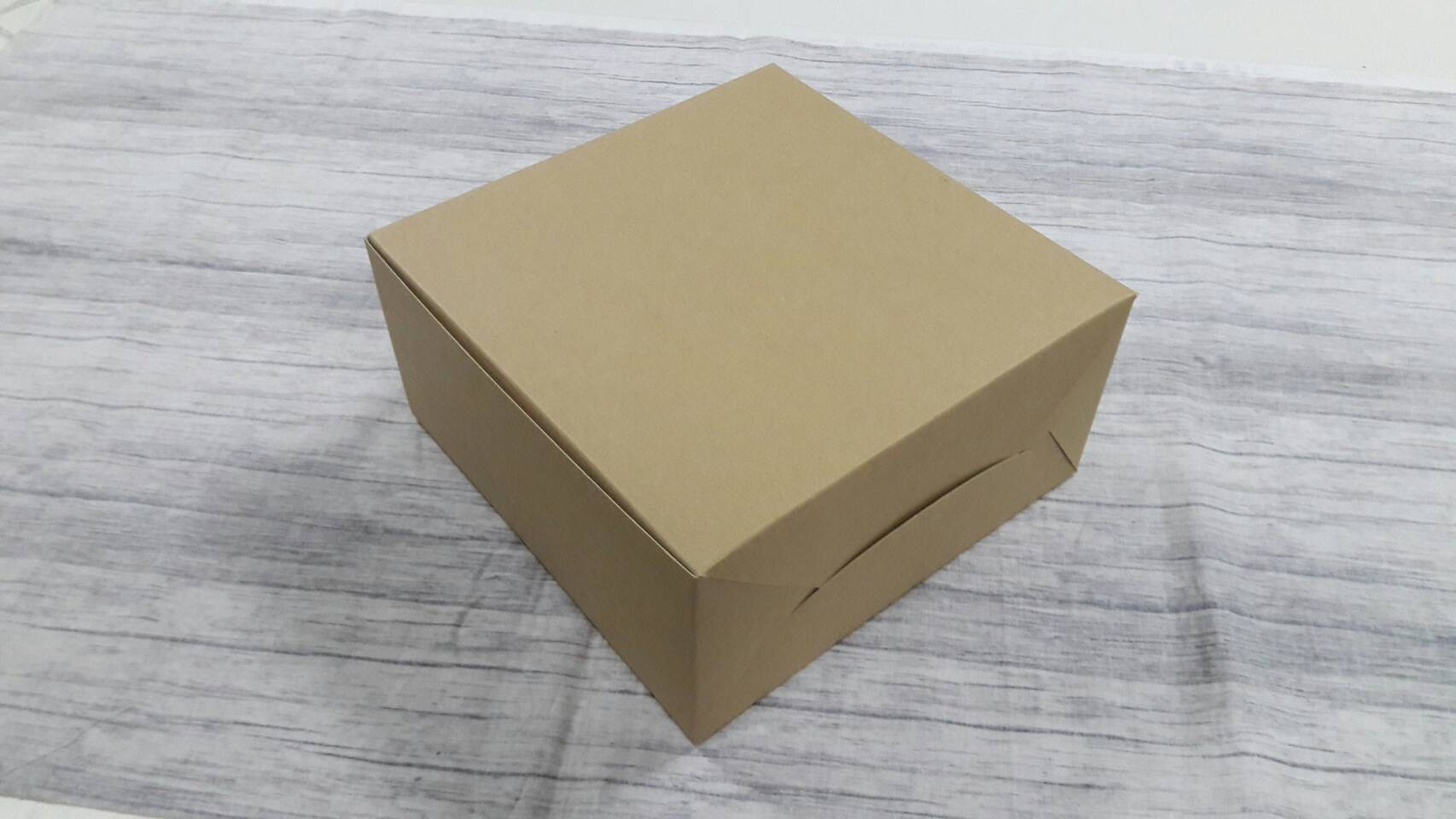 กล่องเค้ก กล่องเค้ก 1 ปอนด์ กล่องขนม กล่องเบเกอรี่ กล่องคัพเค้ก สีคราฟท์น้ำตาลอ่อน ขนาด 20.5x20.5x10ซม. (ฝาทึบ) ราคา 295 บาทต่อแพ็ค (20ใบ)