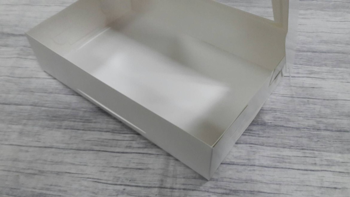 กล่องขนม กล่องเค้ก กล่องโดนัท กล่องอเนกประสงค์ ขนาด 20x30x7ซม.สีขาว (หน้าต่างพลาสติก) กระดาษหนา 350 แกรม ราคา 345 บาทต่อแพ็ค (20ใบ)