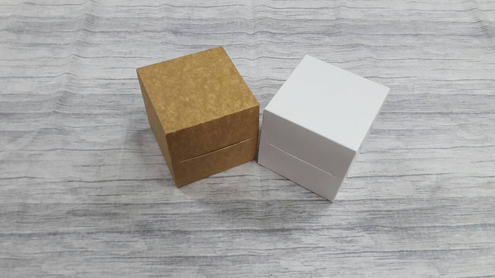 กล่องเค้กโรล กล่องขนม กล่องคัพเค้ก 1 ชิ้น กล่องเค้ก 1 ชิ้น สีคราฟท์หน้าขาวหลังน้ำตาล (CKB) ขนาด 9.0 x 9.0 x สูง 9.0 ซม. ราคา 120 บาทต่อแพ็ค (20ใบ)