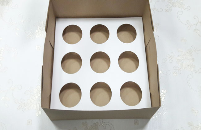 กล่องคัพเค้ก กล่องคัพเค้ก 9 ชิ้น สีคราฟท์น้ำตาล พร้อมฐานคัพเค้ก 9 ช่อง (ช่องกว้าง 5.5 ซม.) ราคา 490 บาท ต่อแพ็ค (20ใบ)