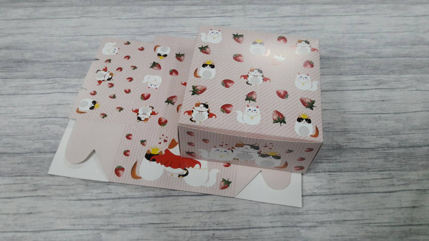 กล่องคัพเค้ก 4 ชิ้น (แบบไม่มีฐานรอง) กล่องเค้กครึ่งปอนด์ กล่องขนม กล่องสแน็ค Snack Box กล่องคอฟฟี่เบรค สีชมพูลายแคทสตรอว์เบอร์รี่ ขนาด 15.0x15.0x7.6 ซม. (แพ็คละ 150 บาทต่อ 20ใบ)