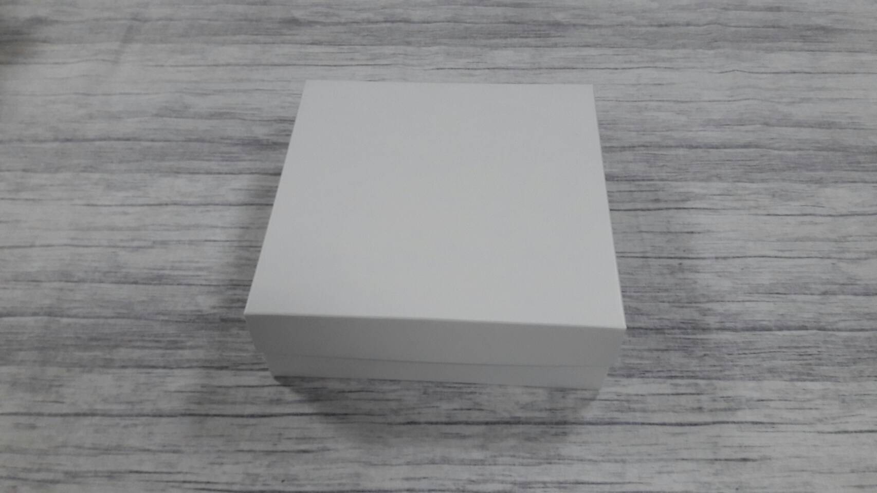 กล่องฝาครอบ กล่องของขวัญ กล่องเอนกประสงค์ กล่องแบบมีฝาครอบ ขนาด 17.5 x 17.5 x 6.0 ซม. สีขาว (แบบฝาทึบ) ราคา 400 บาท ต่อแพ็ค (20 ใบ)