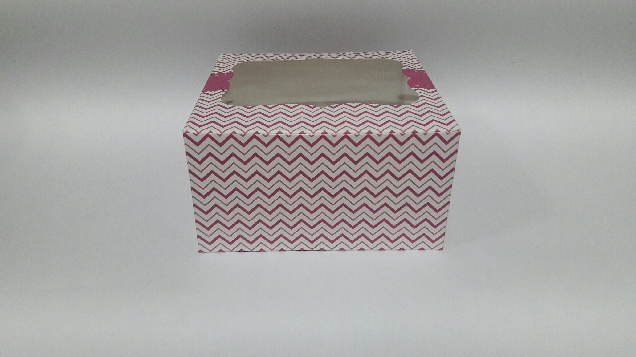 กล่องเค้กครึ่งปอนด์ กล่องคัพเค้ก 4 ชิ้น กล่องเค้ก กล่องขนม กล่องเบเกอรี่ ลายเกรียวคลื่น ขนาด 16.8x16.8x9 ซม.ราคา 240 บาทต่อแพ็ค (20ใบ)