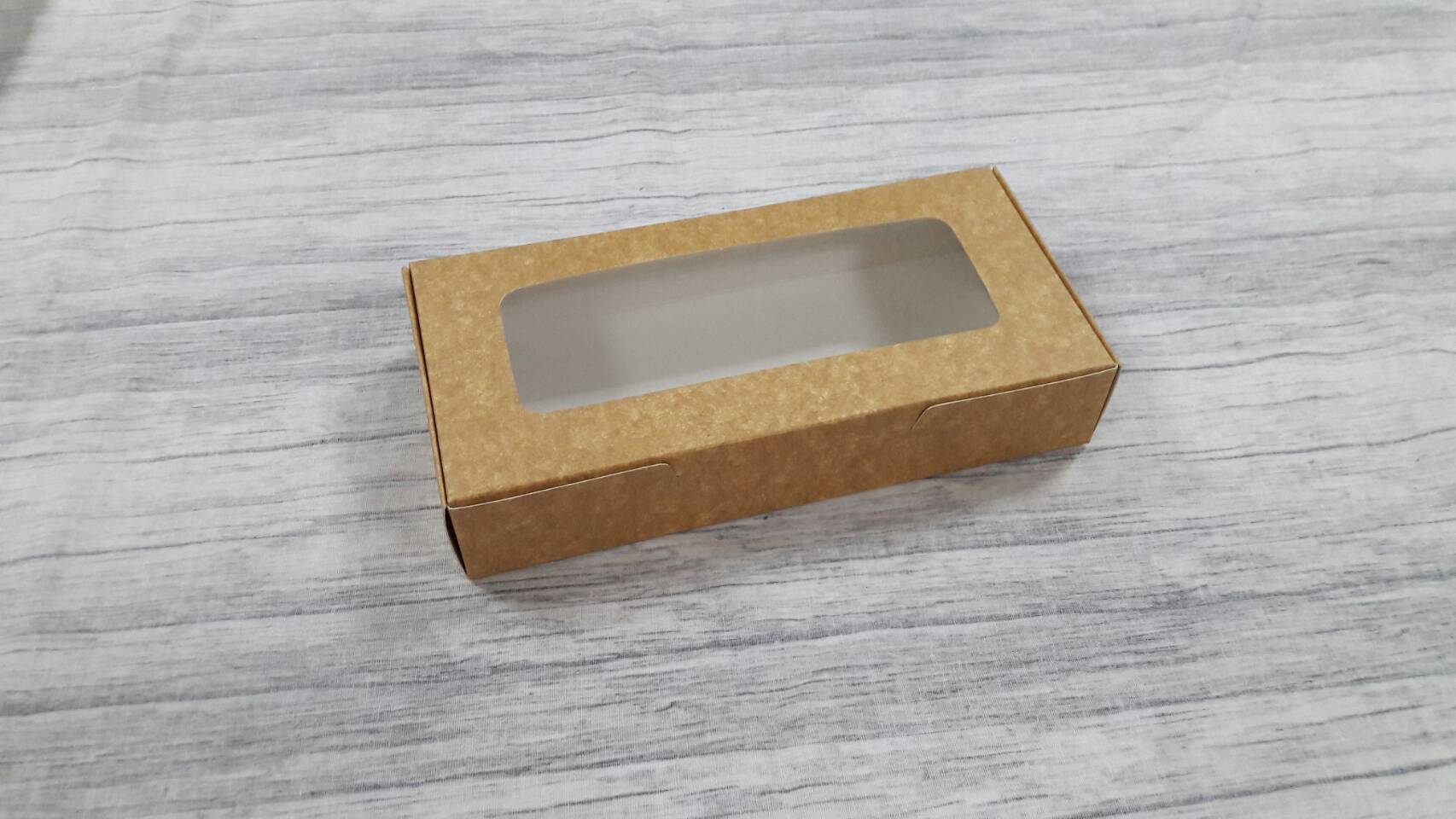 กล่องบราวนี่ กล่องขนม กล่องเอนกประสงค์ กล่องทรงหูช้างแบบฝาเสียบหน้า สีคราฟท์น้ำตาลอ่อน(CKB) ขนาด 10x20.5x3.8 ซม.(ฝาหน้าต่างพลาสติก) ราคา 205 บาทต่อแพ็ค (20 ใบ)