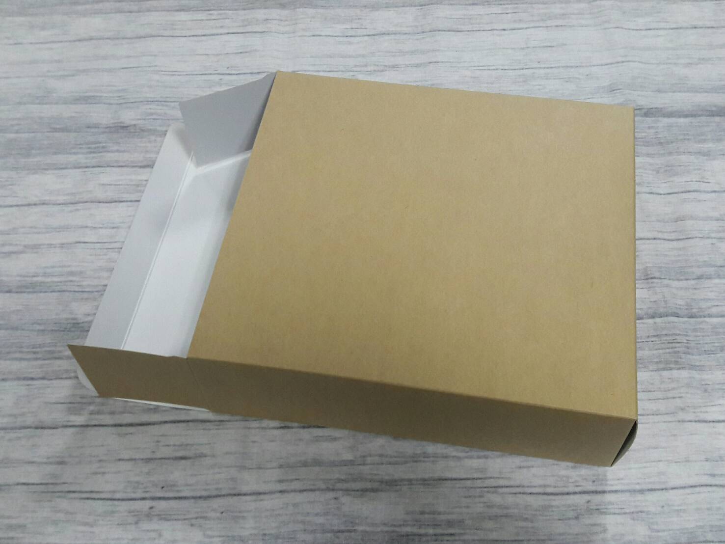 กล่องของขวัญ กล่องอเนกประสงค์ กล่องของที่ระลึก กล่องเครื่องสำอางค์ กล่องของใช้ กล่องแบบฝาหัวท้าย สีคราฟท์น้ำตาลอ่อน ขนาด 6.0x19.3x21.0 ซม.ราคา 275 บาท(20 ใบ)