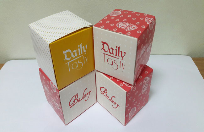 กล่องเค้กโรล กล่องคัพเค้ก 1 ชิ้น กล่องเค้ก 1 ชิ้น กล่องขนม ลายสีแดง ครีมชมพู ขนาด 9 x 9 x 9 ซม.ราคา 120 บาทต่อแพ็ค(20 ใบ)