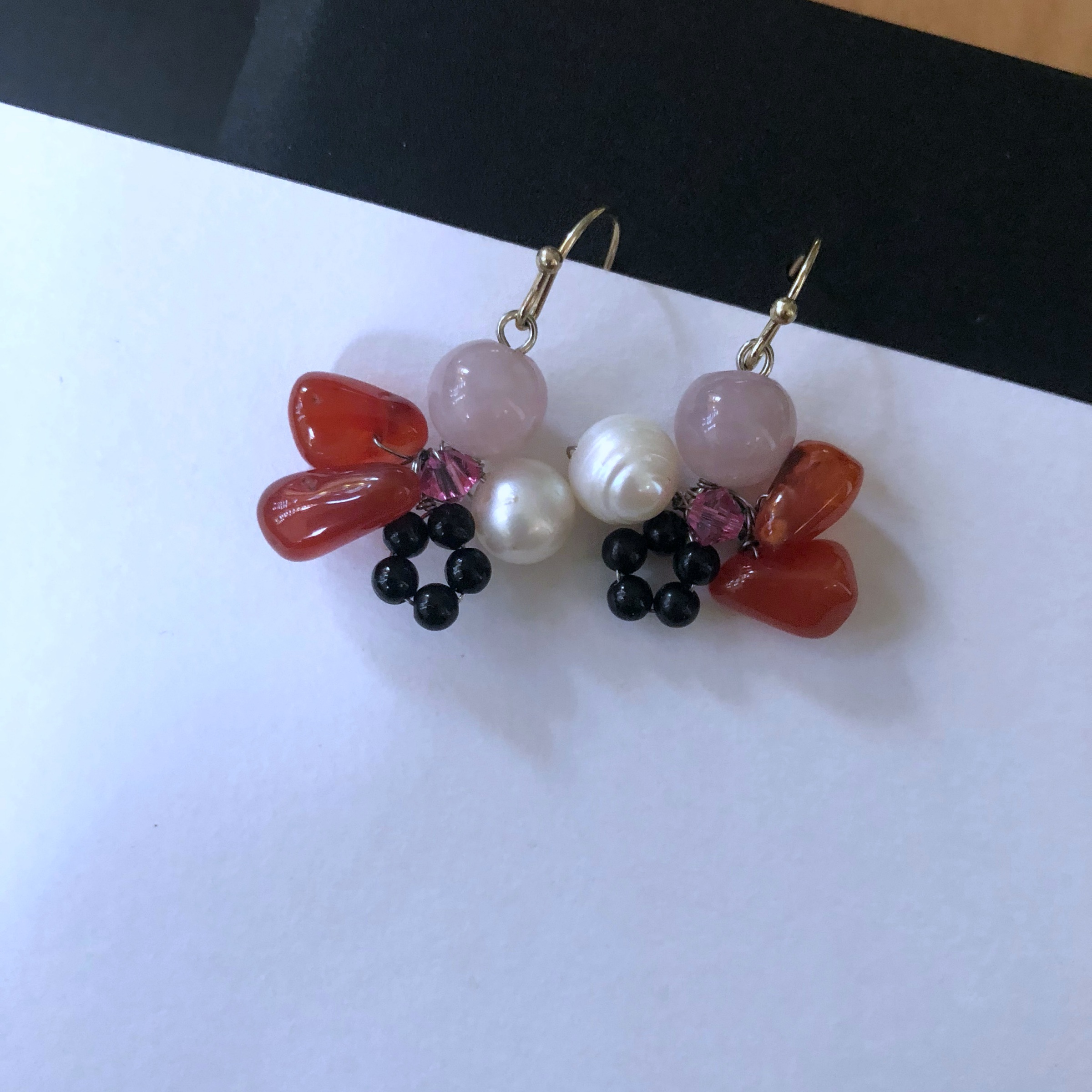 ต่างหูหินแท้ "Little Vivian" Rose Quartz Madagascar Earring (Manifest Love)