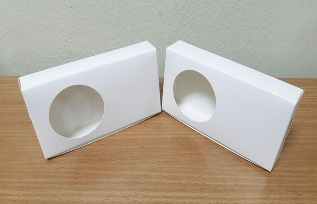 กล่องบราวนี่ 2 - 3 ชิ้น กล่องทรงแบน กล่องคุ๊กกี้ กล่องช็อคโกแลต กล่กล่องบราวนี่ 2 - 3 ชิ้น กล่องทรงแบน กล่องคุ๊กกี้ กล่องช็อคโกแลต สีขาว ขนาด 8x15x3 ซม. ราคา 90 บาท ต่อแพ็ค (20ใบ)