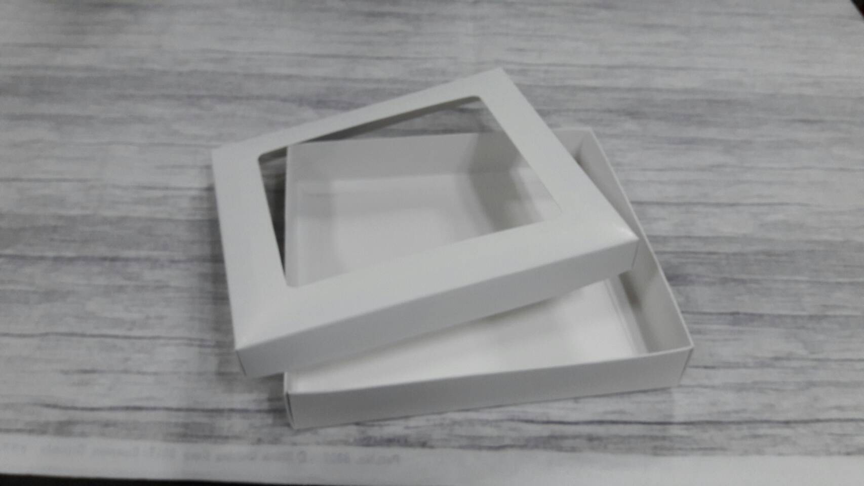 กล่องฝาครอบ กล่องของขวัญ กล่องอเนกประสงค์ ขนาด 16.8 x 18.0 x 3.0 cm. สีขาว (ฝาหน้าต่างพลาสติก) ราคา 330 บาท ต่อแพ็ค (20 ใบ)