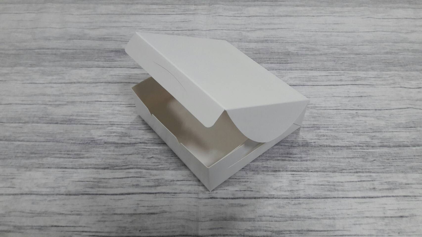 กล่องทาร์ต 4 ชิ้น (ขนาดถ้วยทาร์ต 6 ซม.) กล่องทรงแบน (ฝาทึบ) ขนาด 12.5x12.5x4.0ซม. สีขาว ราคา 90 บาทต่อแพ็ค (20 ใบ)