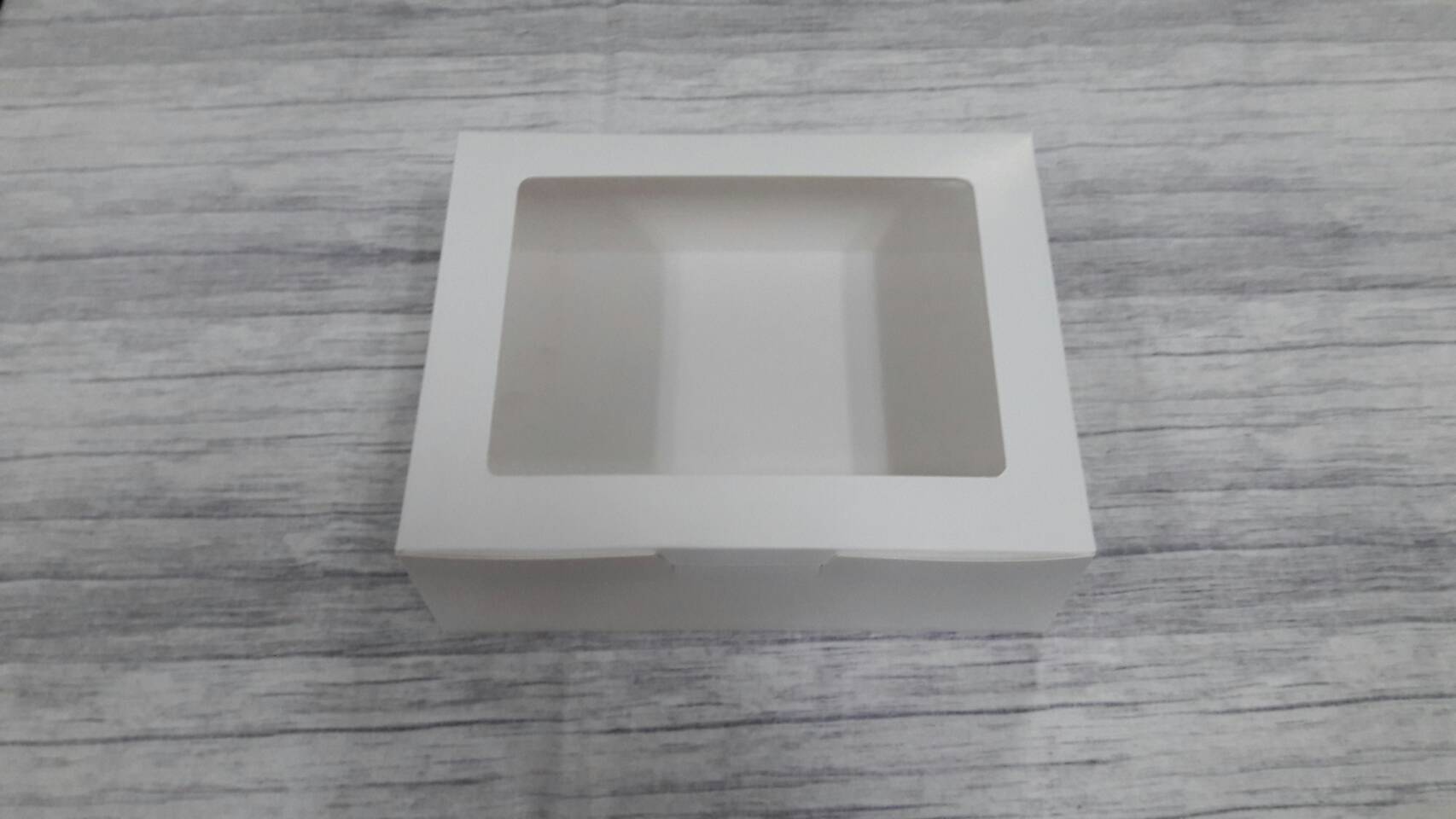 กล่องขนม กล่องเค้ก กล่องคัพเค้ก กล่องบราวนี่ กล่องชิฟฟ่อน กล่องสแน็ค ขนาด 17.5x22.0x7.4 ซม. สีขาว หน้าต่างพลาสติก ราคา 250 บาท(ต่อแพ็ค20ใบ)