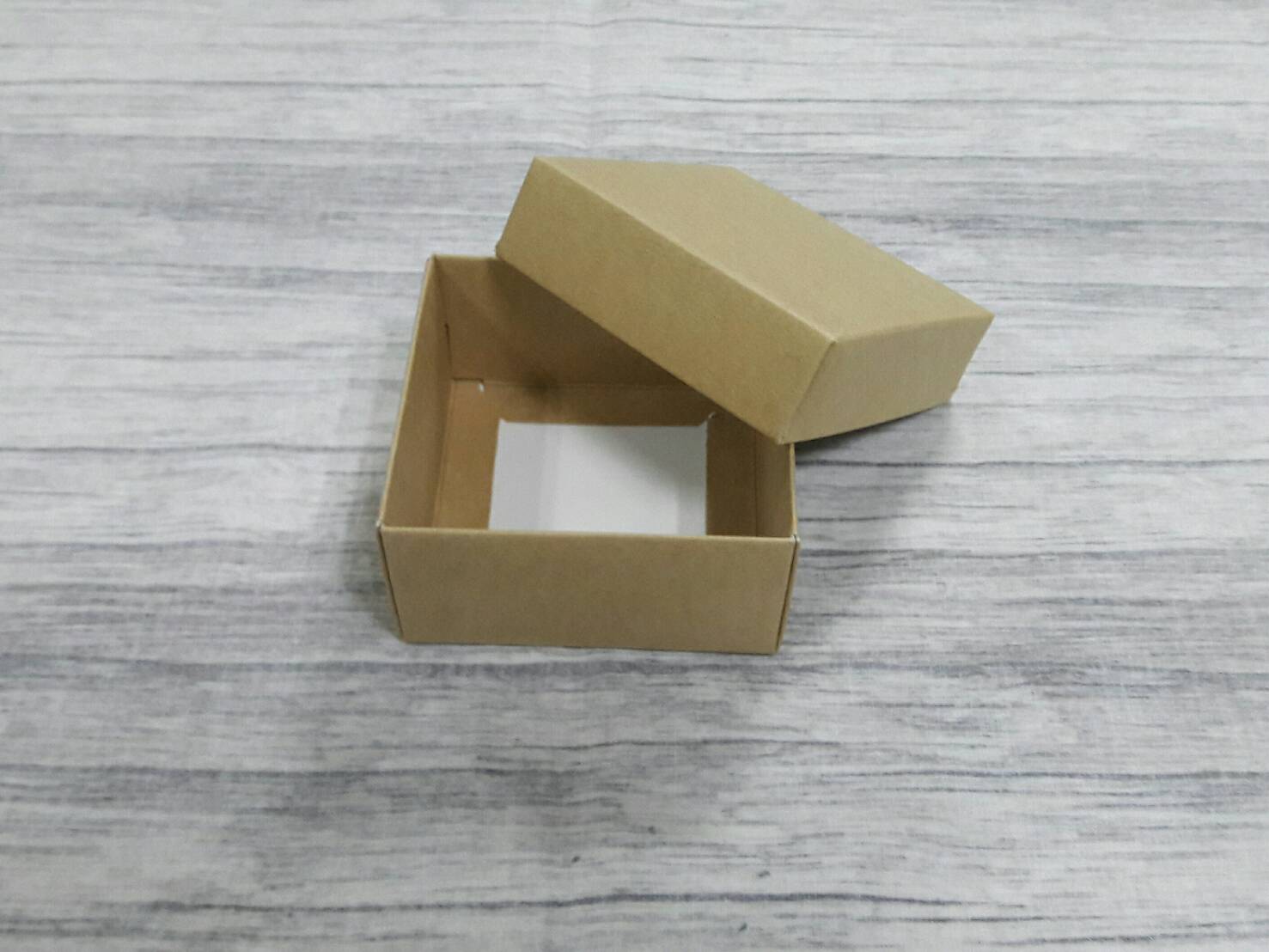 กล่องของขวัญ กล่องฝาครอบ ขนาด 8x8x4 ซม.กล่องของที่ระลึก กล่องอเนกประสงค์ กล่องของใช้ กล่องใส่ผ้าไหม สีคราฟท์น้ำตาลอ่อน ราคา 215 บาทต่อแพ็ค (20 ใบ)