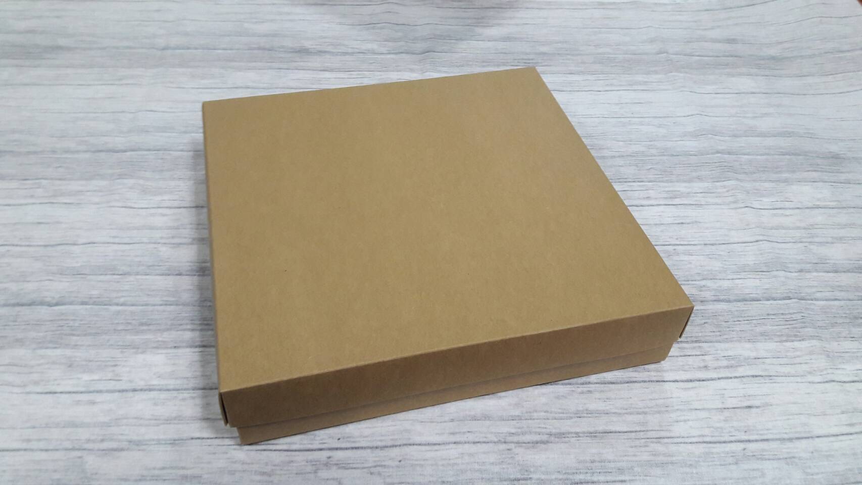 กล่องของขวัญ กล่องแบบมีฝาครอบ กล่องอเนกประสงค์ ขนาด 24 * 24 * 5 ซม. สีคราฟท์น้ำตาลเข้ม ราคา 530 บาท ต่อแพ็ค (20 ใบ)