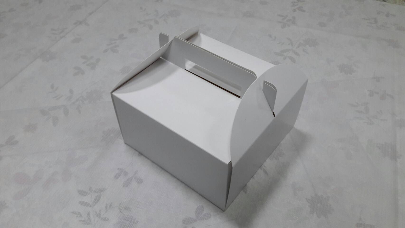 กล่องหูหิ้ว กล่องเค้ก 1 ปอนด์ กล่องเค้ก กล่องเค้ก กล่องขนม กล่องอเนกประสงค์ สีขาว ขนาด 20x20x10.5 ซม. ราคา 440 บาท ต่อแพ็ค(20ใบ)