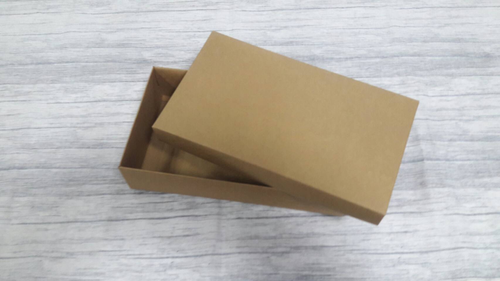 กล่องฝาครอบ กล่องของขวัญ กล่องอเนกประสงค์ ขนาด 12.5 x 22.0 x 5.0 cm. สีคราฟท์น้ำตาลเข้ม (แบบฝาทึบ) ราคา 345 บาท ต่อแพ็ค (20 ใบ)